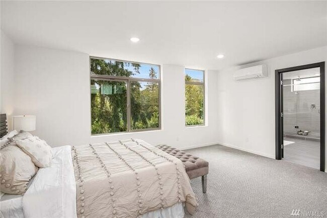 Building Photo - 3041 20th Ave W