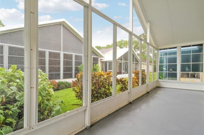 Building Photo - 653 NW San Remo Cir