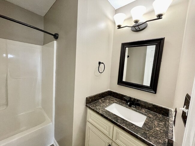 Building Photo - 3 Bed, 2 Bath Nest in Hope Mills