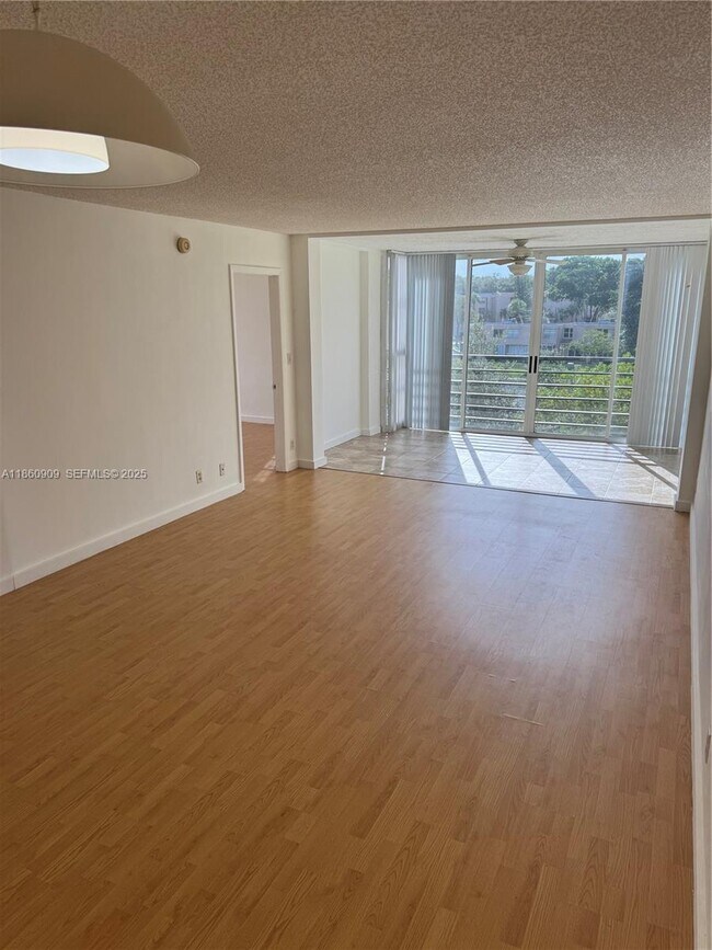 Building Photo - 1811 Sabal Palm Dr