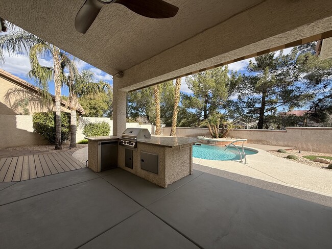 Building Photo - 2206 Summerwind Cir