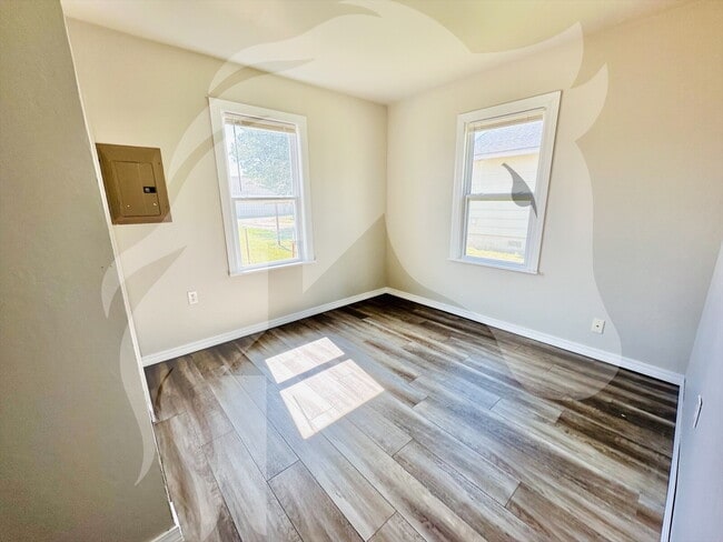 Building Photo - "Charming 2-Bedroom Home in Woodward – You...