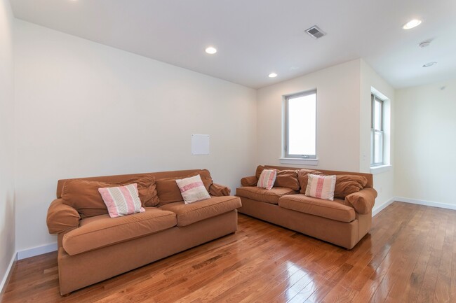 Building Photo - 1614 N Sydenham St