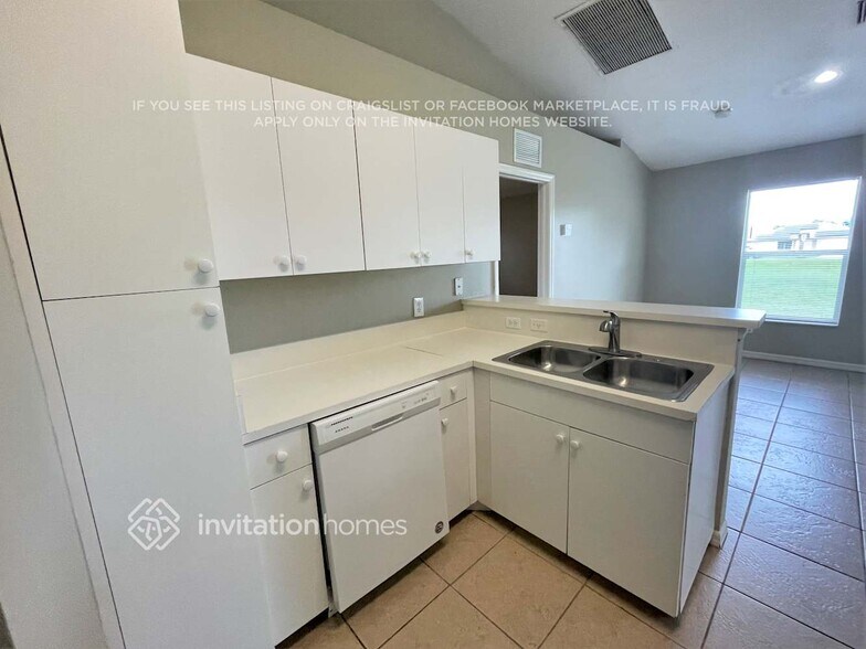 Building Photo - 813 SW 10th Pl