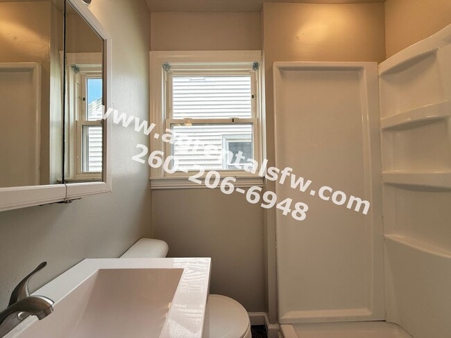 Building Photo - 2 Bedroom House