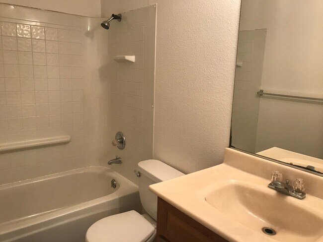 Building Photo - Adorable 3 Bed 2 Bath Ranch Style Home on ...