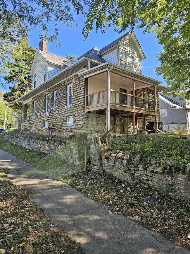 Building Photo - VICTORIAN STYLE HOME!!!