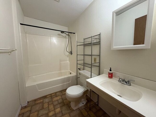 Building Photo - $900 | 1 Bedroom, 1 Bathroom Apartment | Pet Friendly | Available for an Immediate Move In!