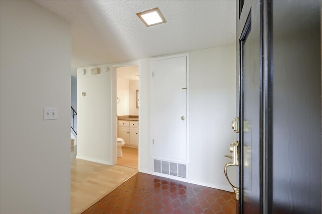 Building Photo - 10 Pueblo Dr