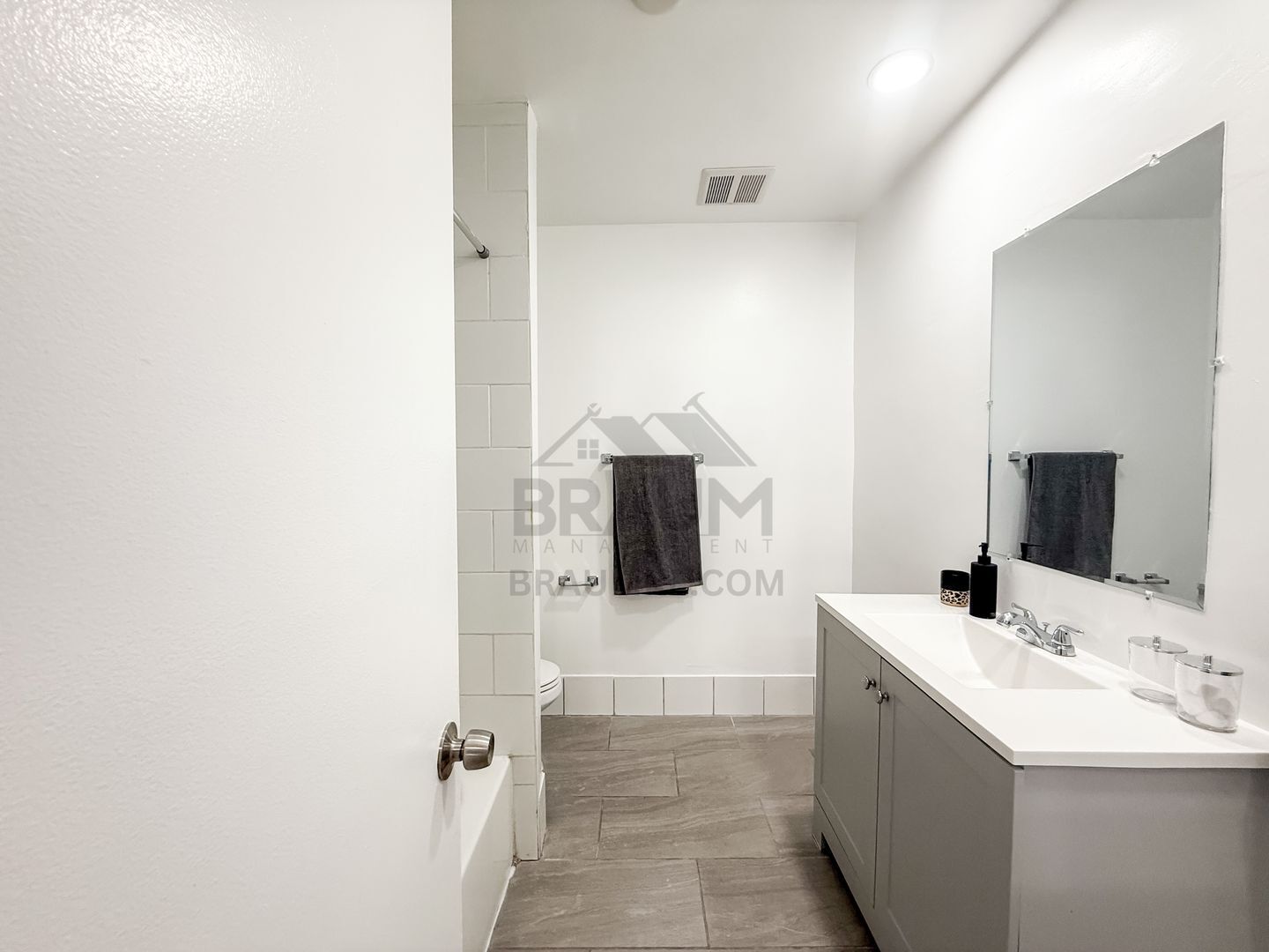 Building Photo - 6041 Whitsett Ave