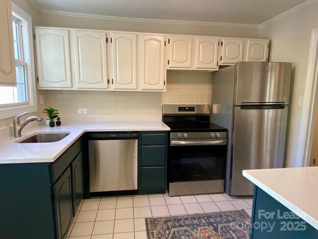 Building Photo - 5300 Buckingham Dr