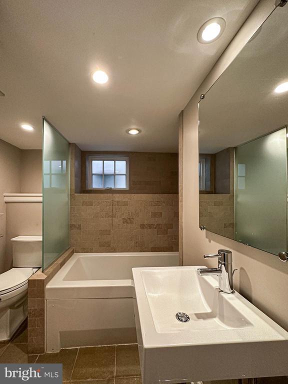 Building Photo - 217 S Lee St