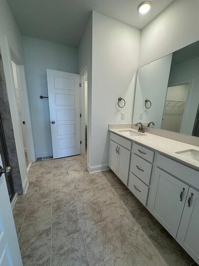 Building Photo - Stunning New Construction 3BD, 2.5BA Cary Townhome-Style Condo with a 1-Car Garage in a Prime Loc...