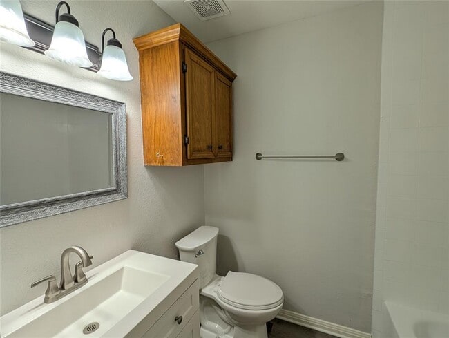 Building Photo - 2200 Magnolia Dr