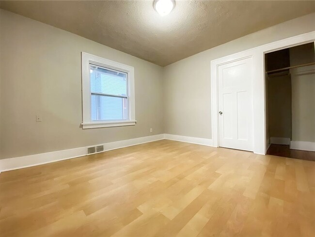 Building Photo - Charming 2-Bedroom Home with Hardwood Floors & Great Location Near Des Moines
