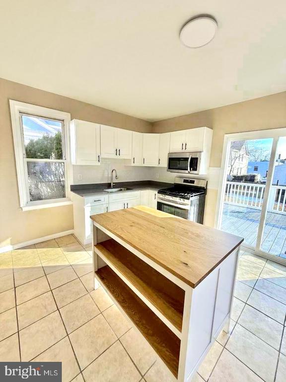 Building Photo - 136 Webster St