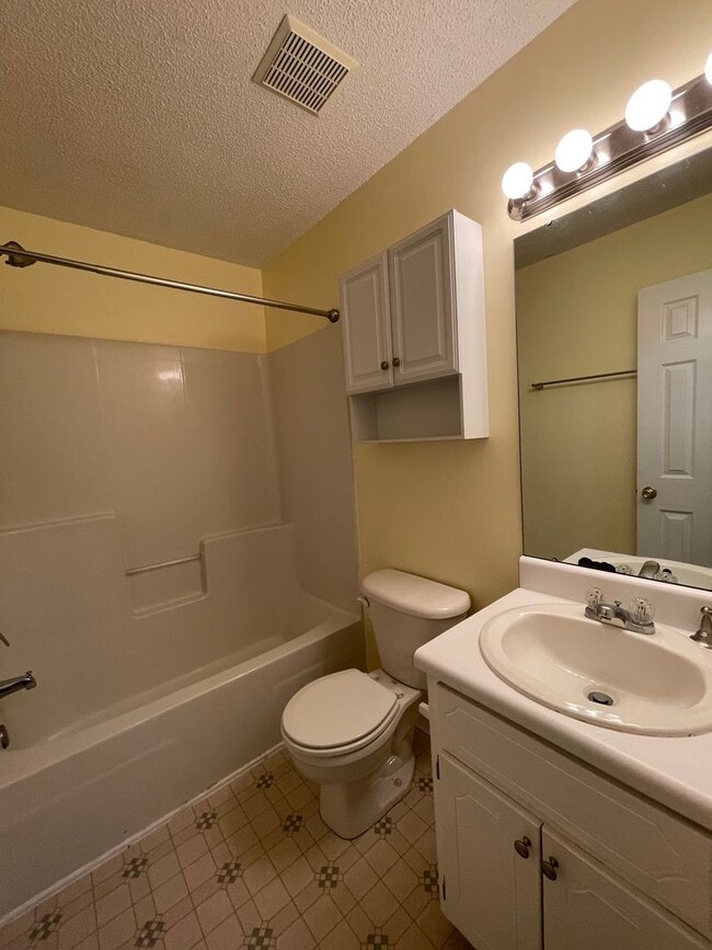 Building Photo - Foxchase Subdivision - End Unit!