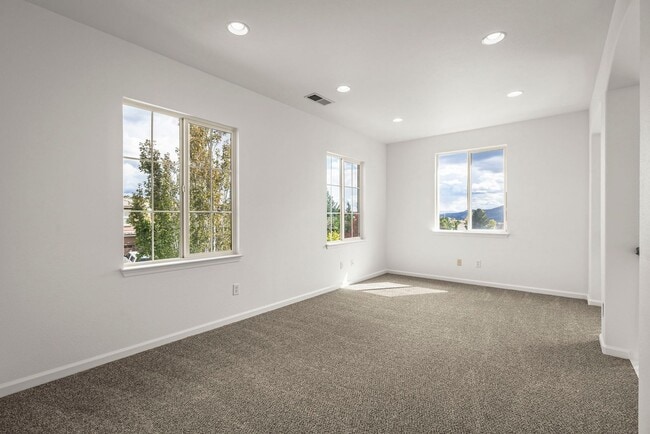 Building Photo - 4 Bedroom Home with Loft & Mountain Views ...