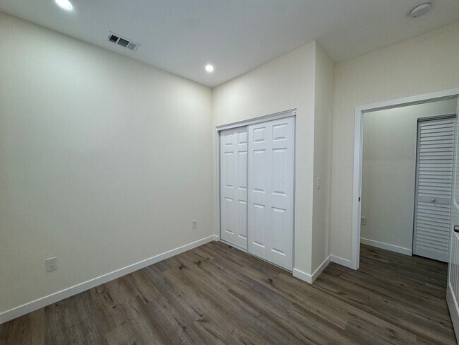 Building Photo - 3 Bedroom 1 bath Unit -