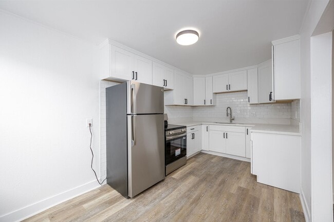 Building Photo - Detached 1 Bed 1 Bath Cottage