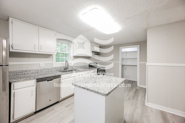 Building Photo - 2305 Standing Springs Rd