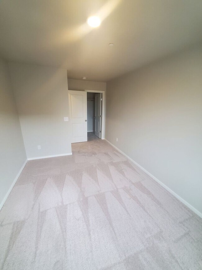 Building Photo - Updated and Bright 3 Bedroom Townhouse in Greeley!