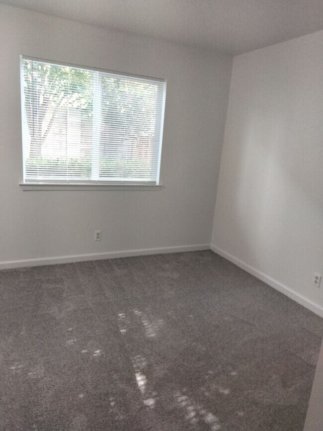 Building Photo - 12100 Candelaria Rd NE