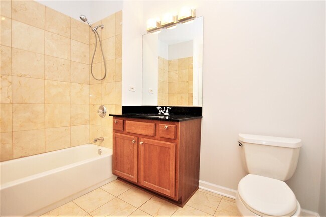 Building Photo - 3000 W Lawrence Ave