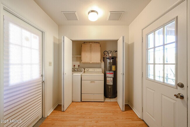 Building Photo - 2324 West Myrtle Ave