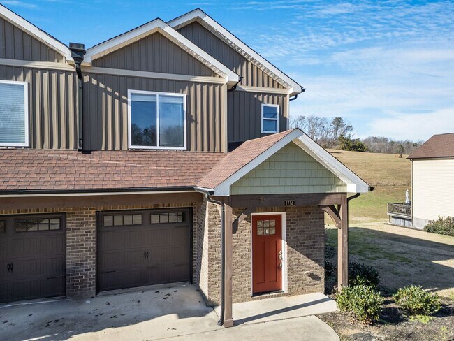 Building Photo - 3 Br 2.5 Bath Townhouse Garage