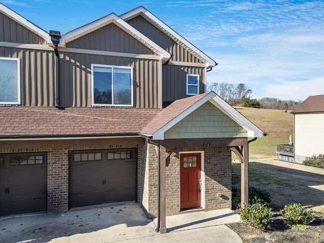 Building Photo - 3 BR Townhome