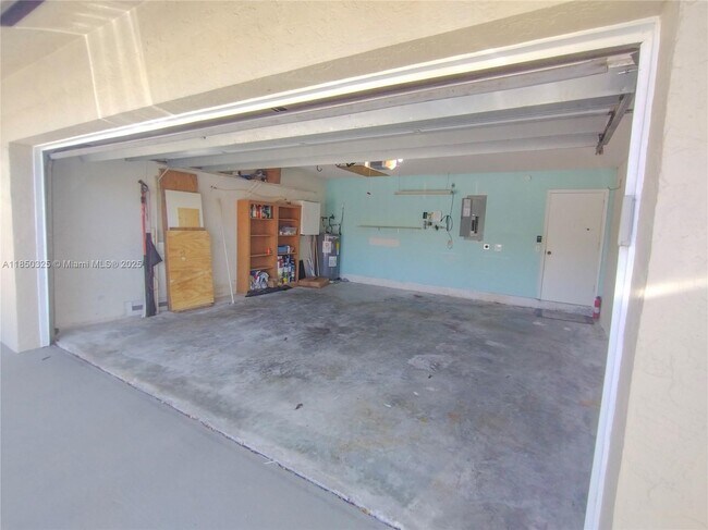 Building Photo - 5780 Sun Pointe Cir