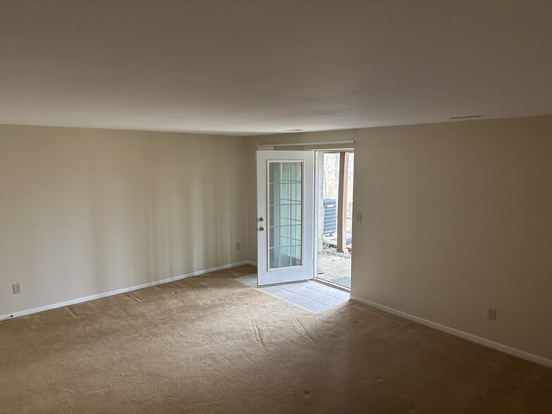 Walkout basement - 9120 Dominion Cir