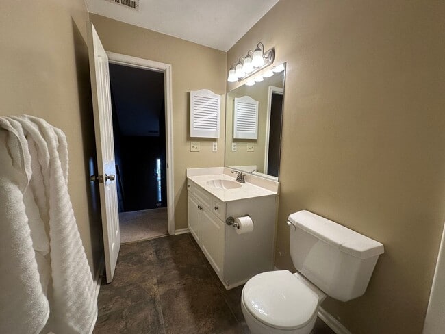 Building Photo - 123 Locust Ln