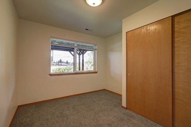 Building Photo - Lake Tapps Shared Home | Private 1 Bed, 1 Bath Unit Available