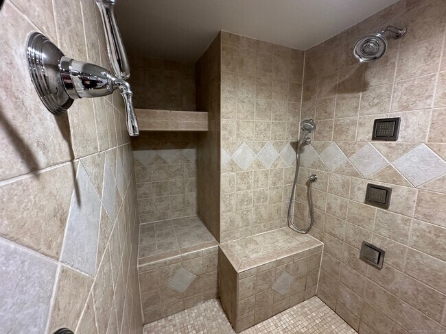 Building Photo - 25 Quinsey Dr