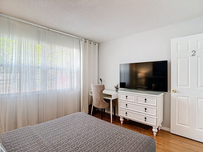 Building Photo - 2 BEDROOM 1 BATH APARTMENT HOME LOCATED IN ST. PETERSBURG, FL