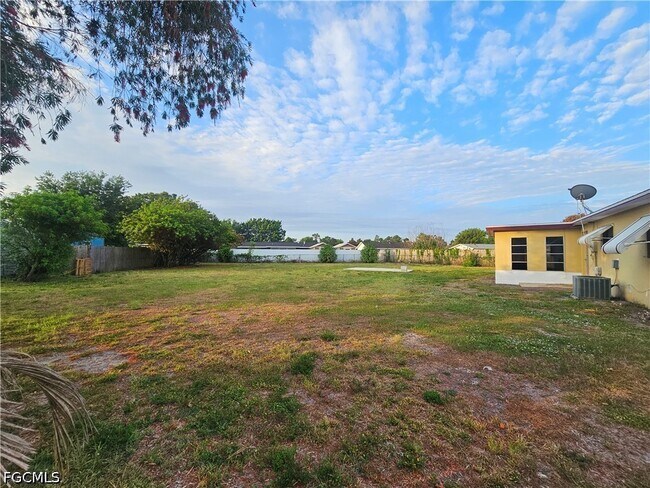 Building Photo - 423 Morgan Cir S