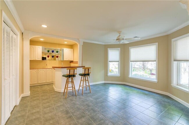 Building Photo - 2242 Lenox Walk NE