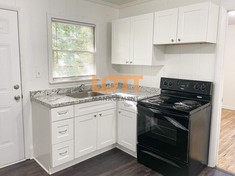 Building Photo - 203 King St