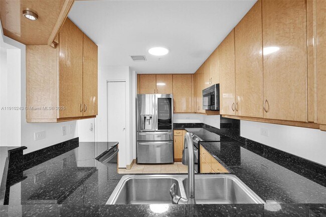 Building Photo - 801 Brickell Key Blvd