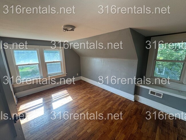 Building Photo - $850 - 2 bed 1 bath - Single Family Home