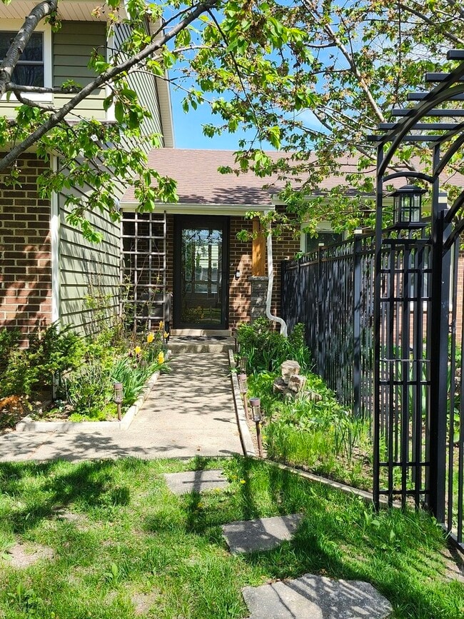 Building Photo - 301 Oakbrook Ct