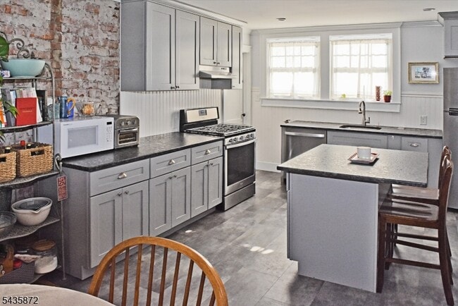 Building Photo - 42 Olyphant Dr
