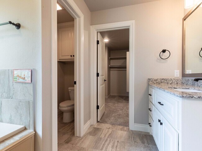 Building Photo - Beautiful Home - 4 Bedroom, 3 Bathroom with Bonus Room in East Edmond