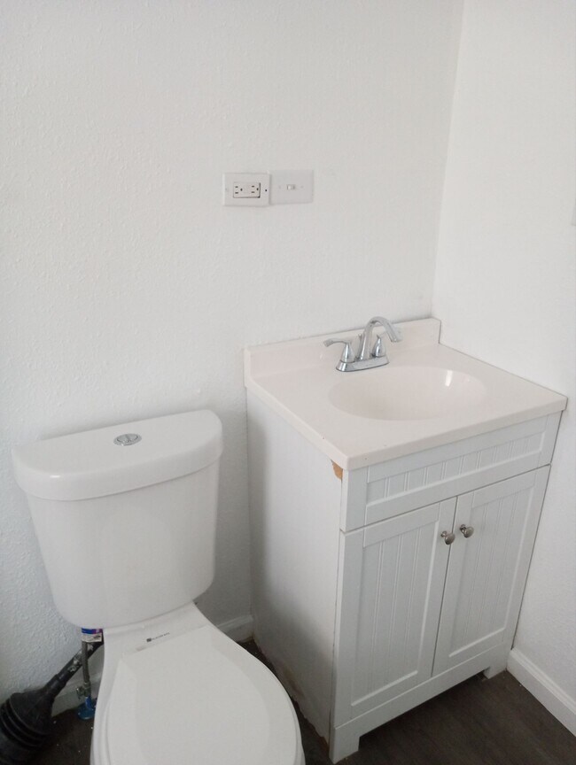 Building Photo - 422 Dexter St