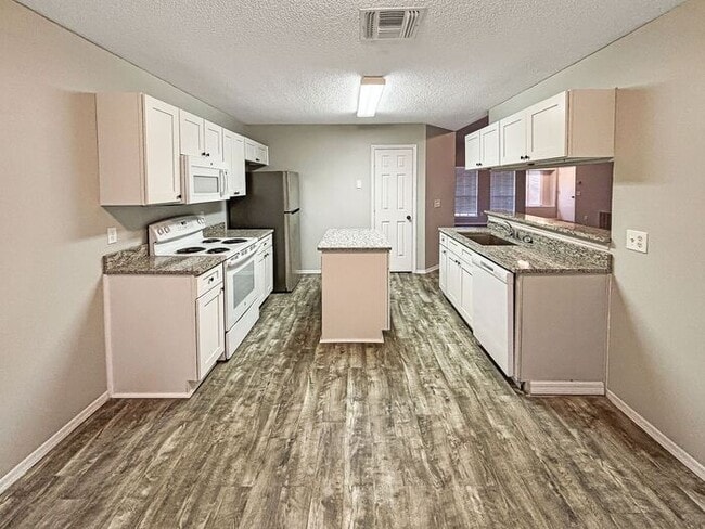 Building Photo - Beautiful 3-Bedroom Home: A Perfect Blend ...