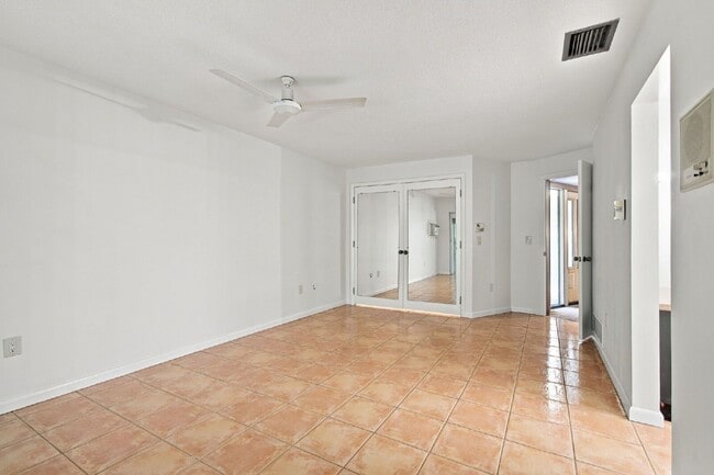 Building Photo - 1257 Fairway Cir S