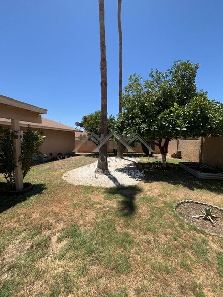 Building Photo - 10700 E Hope Dr