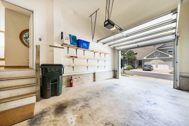 Building Photo - Light filled 2 bed, 2.5 bath townhome with garage minutes from UNC